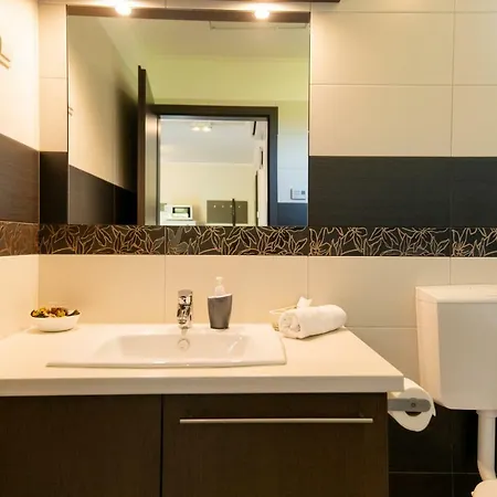 Dunazug Apartmanhaz Apartment Domos